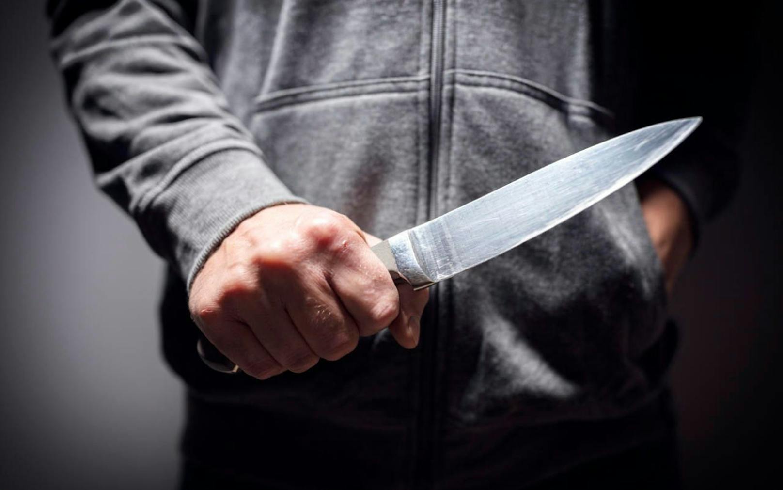 Der 17-Jährige hat laut Polizei Mitschüler mit dem Messer bedroht. 