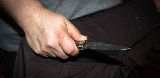 Ein 20-Jähriger wurde vor einem Linzer Lokal mit dem Messer attackiert. (Symbolbild)