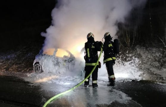 Fahrzeugbrand in Kleinzell, 17-Jähriger kann sich gerade noch retten. Die Feuerwehr löschte den Kleinwagen.