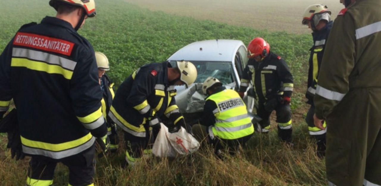 Heute.at - Dichter Nebel: Frau (38) kracht mit VW in Baum