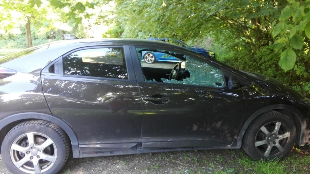 Die Täter haben die Seitenscheibe eingeschlagen, zwei Taschen gestohlen. 
