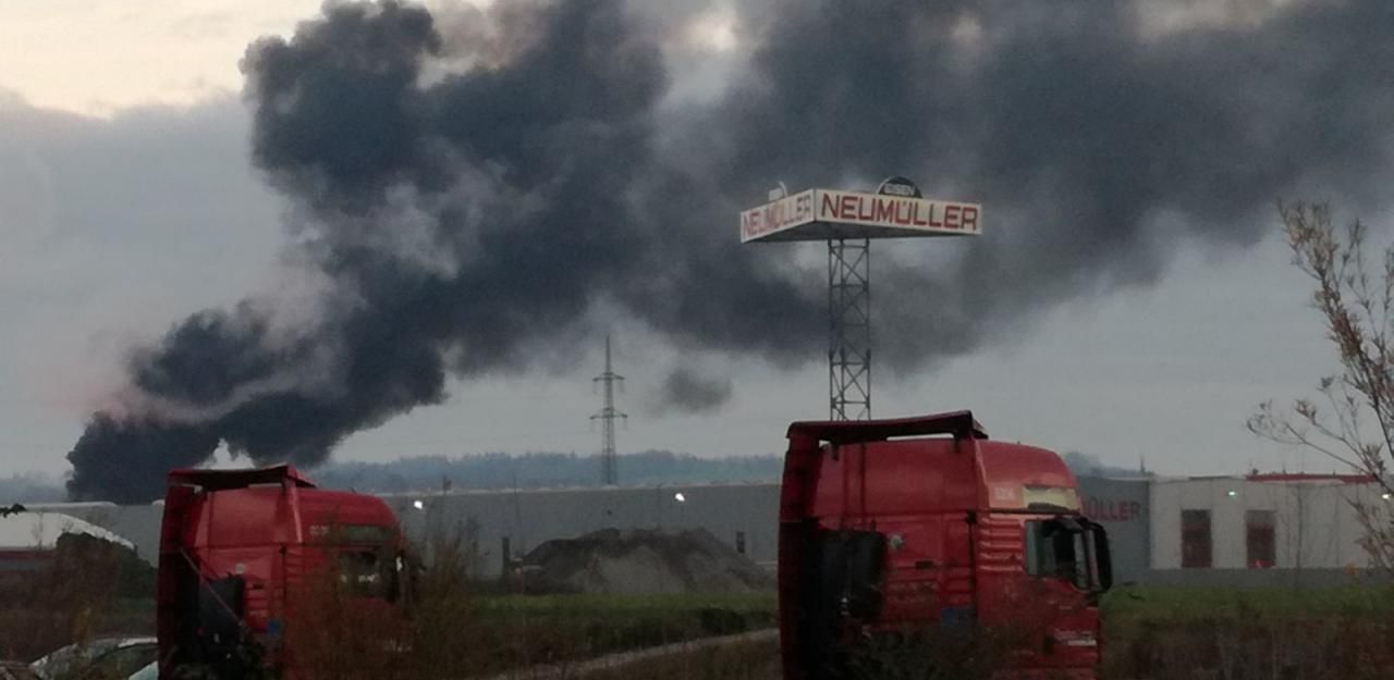Heute.at - Feuer-Alarm: Rauchsäule  über Ennser Hafen-Areal