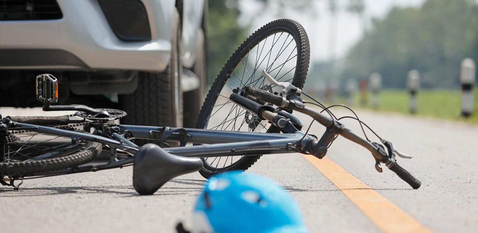 Lenker ließ Radfahrer (54) nach Unfall verletzt liegen