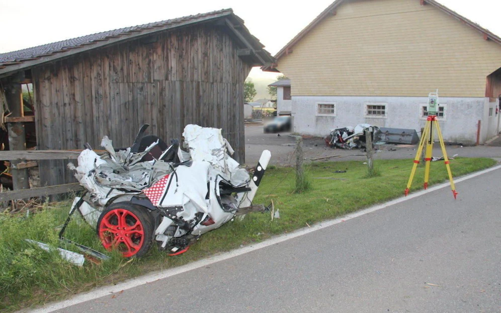 Das Auto wurde beim Aufprall in den Metallpfosten einer Scheunenecke in zwei Teile gerissen. Der Fahrer kam beim Selbstunfall ums Leben.