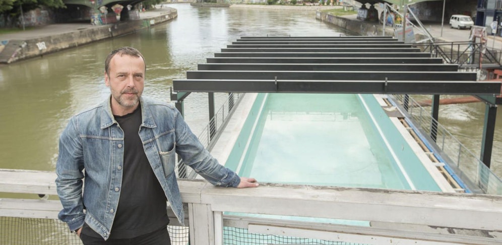 Badeschiff-Betreiber Gerold Ecker kämpft gegen die Neuvergabe der Donaukanal-Flächen.