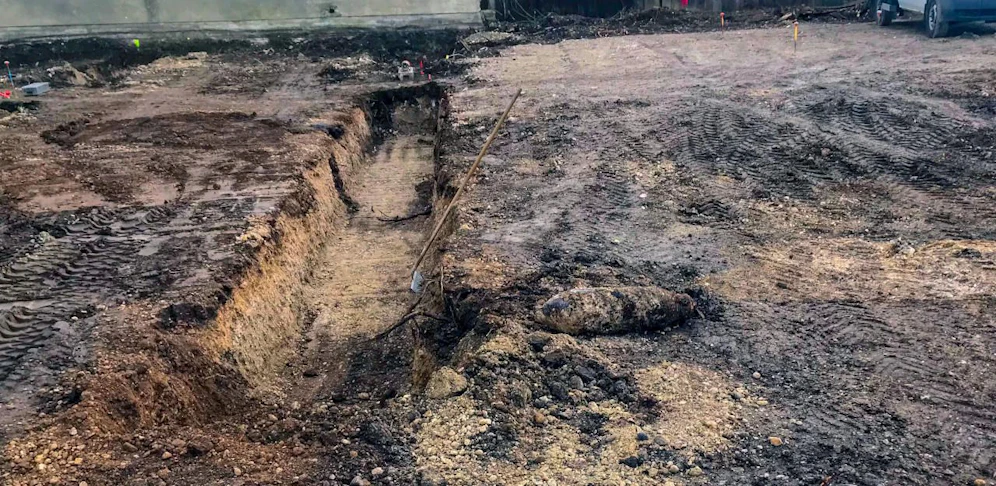 Während eine Baufirma im Stadtgebiet von Wiener Neustadt Grabungsarbeiten durchführte, wurde eine Fliegerbombe freigelegt. 