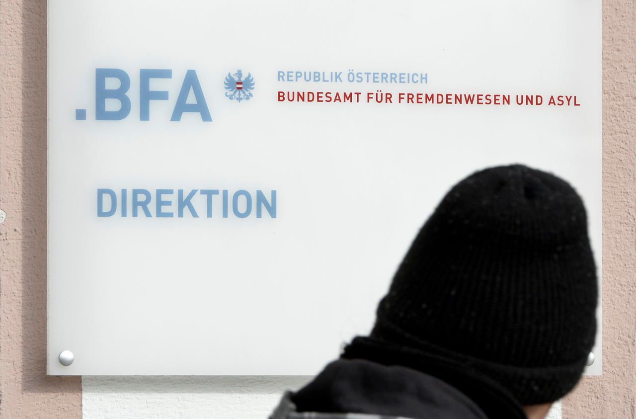 Das Bundesamt für Fremdenwesen erteilt einen negativen Bescheid, dann folgt die Beschwerde.