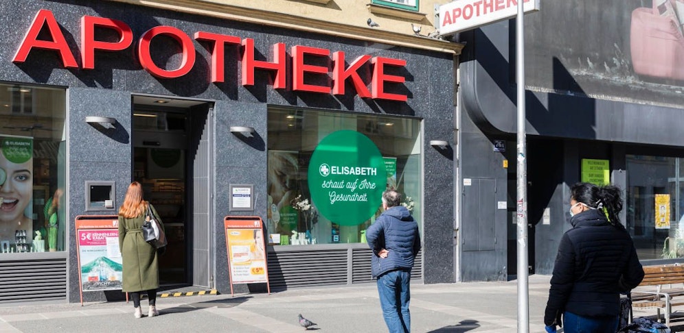 Der Pensionist ließ sich zur Apotheke begleiten. Jetzt muss er blechen.