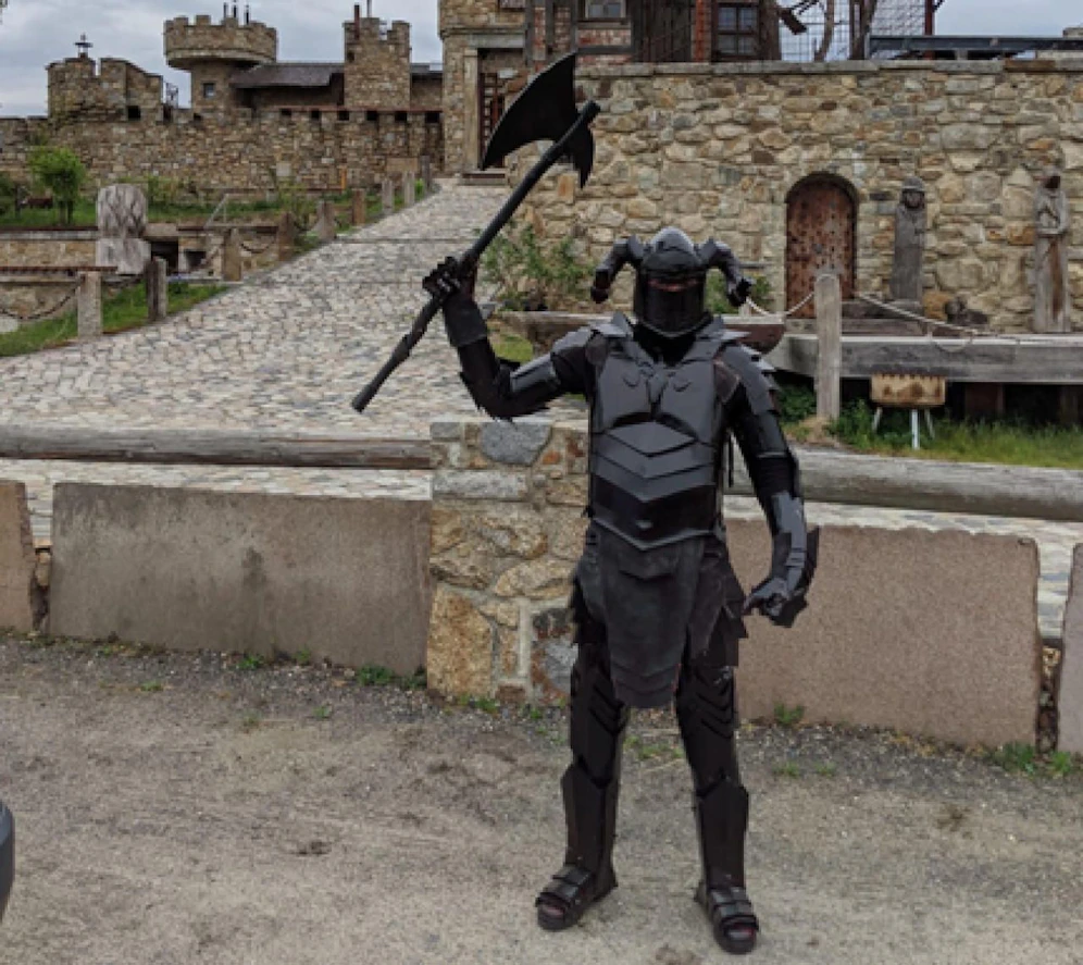 Der schwarze Ritter vor der Jakubzburg in Deutschland.