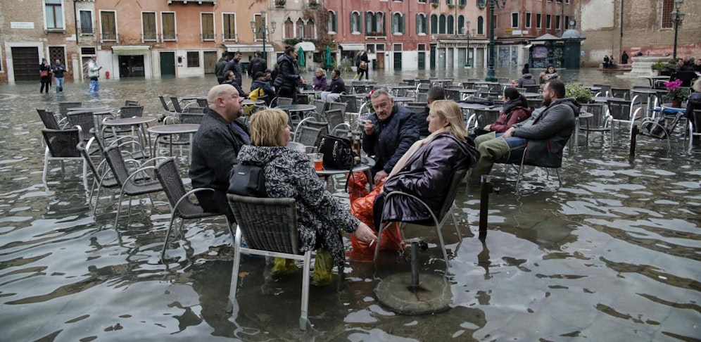 Diese Touristen blieben von den Wassermassen unbeirrt.