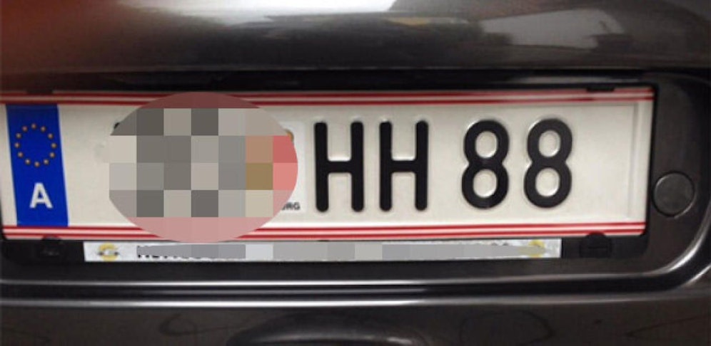 Fuhr jahrelang mit dieser Nummerntafel - nun gibt er sie ab