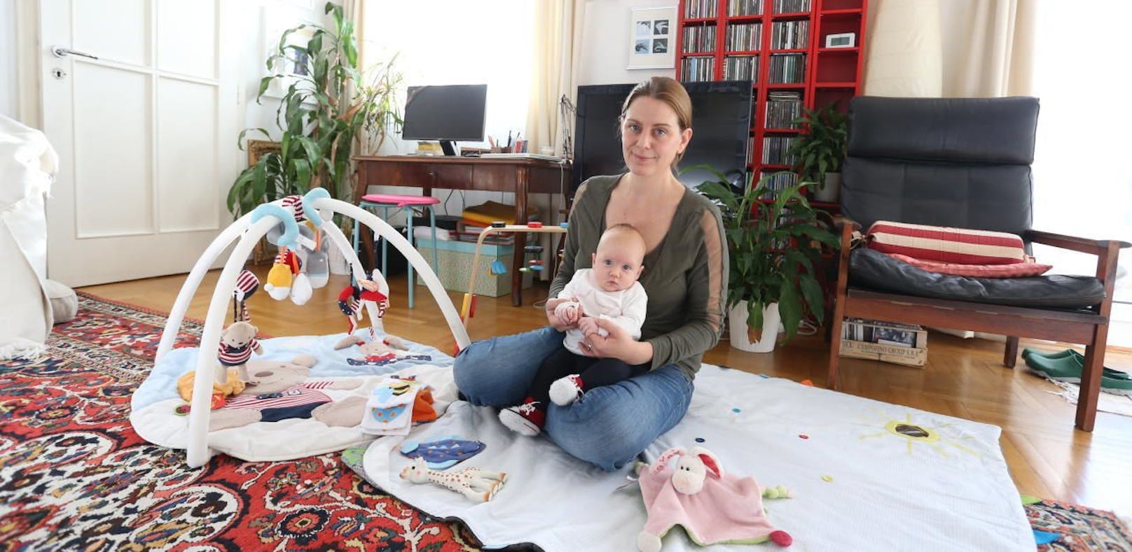 Mama Andrea G. (38) mit Töchterchen Annabelle (drei Monate).