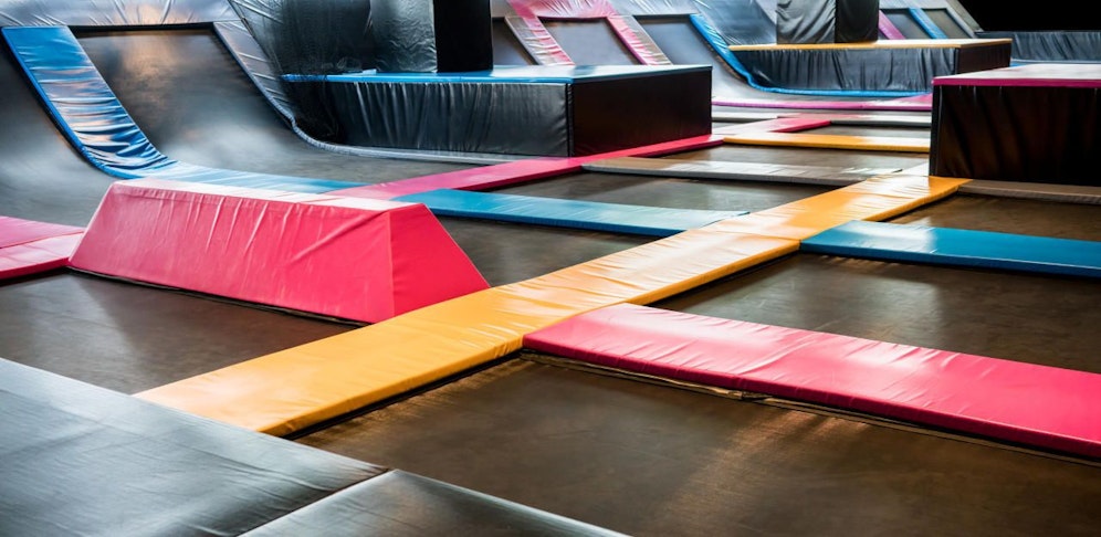 Das 13-jährige Mädchen ist aus bisher unbekannter Ursache in der Trampolinhalle gestürzt (Symbolbild).