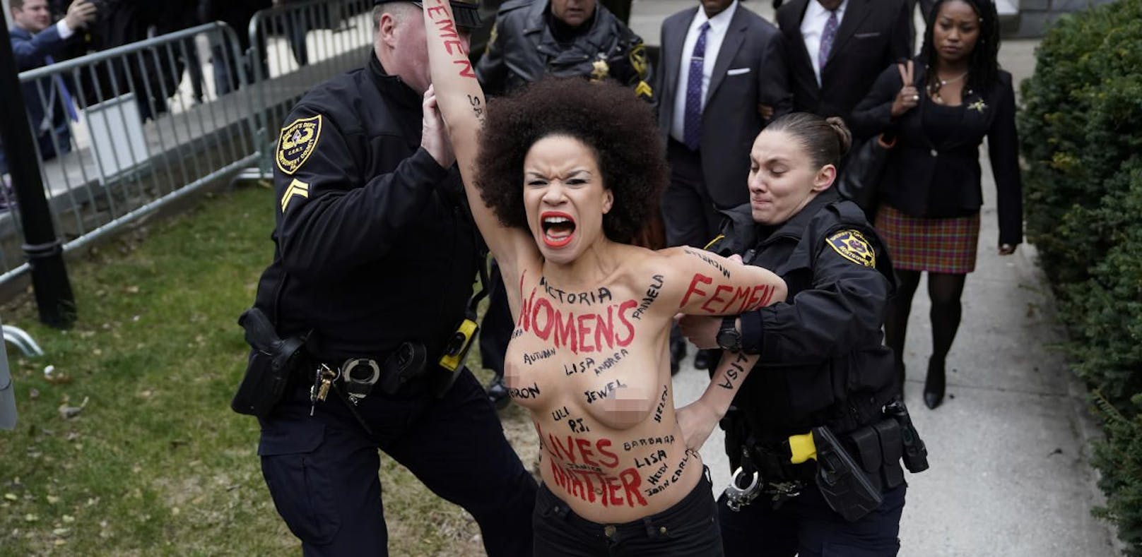 Prozess gegen Bill Cosby startet mit Nacktprotest