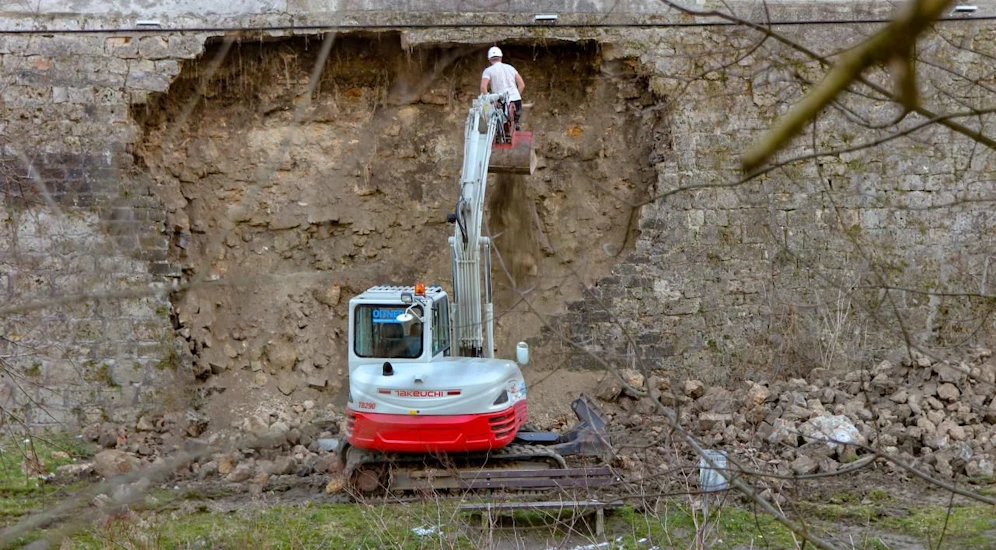Der städtische Bauhof gemeinsam mit der Feuerwehr Braunau unternahm die Sicherungsarbeiten entlang der Braunauer Stadtmauer.