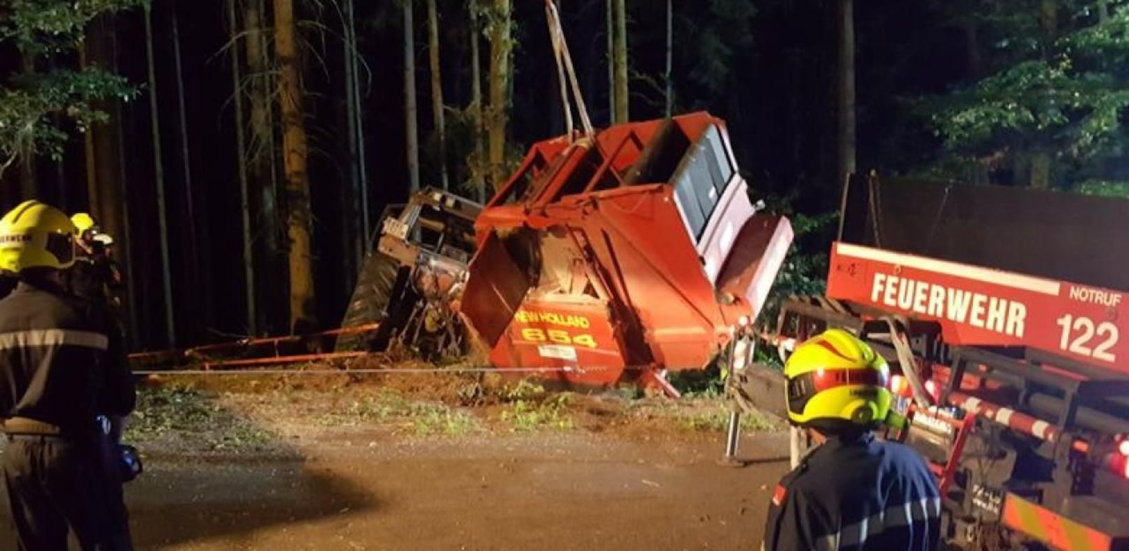Traktor stürzte mit Presse in Wald - Lenker verletzt