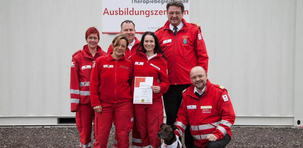 Das Ausbildungsteam mit Hundeführerin Lisa Sommerfeld und Boo, dem ersten Therapiebegleithund des Roten Kreuzes.