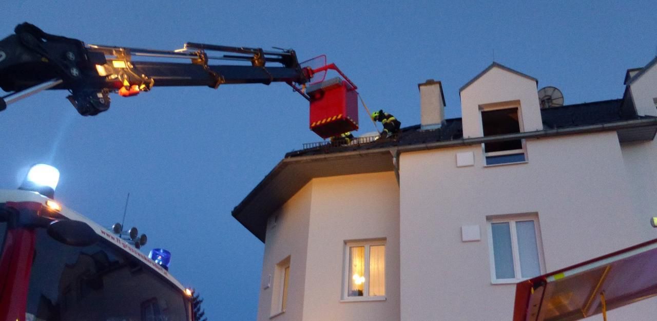 Heute.at - Floriani und Bewohner bei Wohnhausbrand verletzt