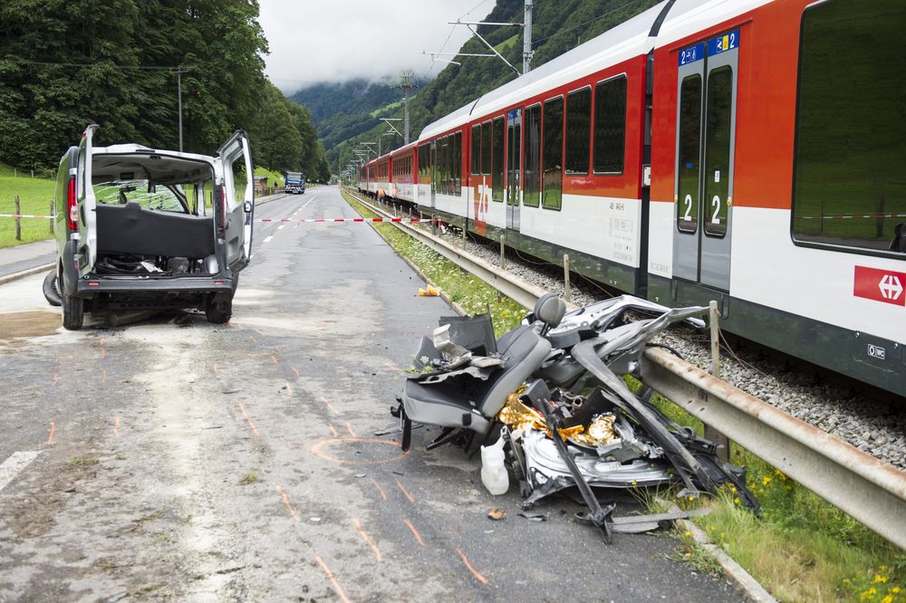 Drei Tote bei Unfall an Schweizer Bahnübergang - Welt | Heute.at