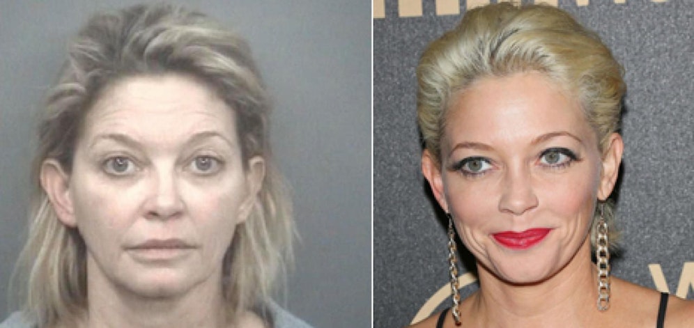 Amanda Detmer: links auf dem Polizei-Mugshot von 2019, rechts am Red Carpet 2012