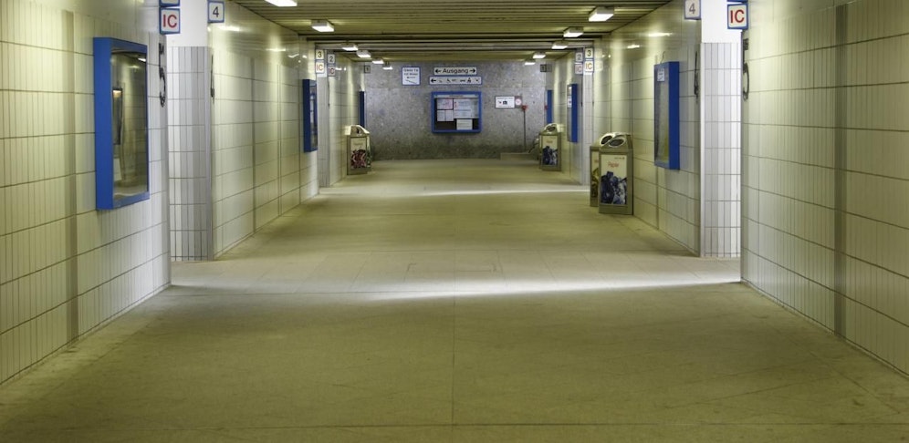 Der Bursch wurde in einer Bahnhofsunterführung angegriffen. (Symbolfoto)