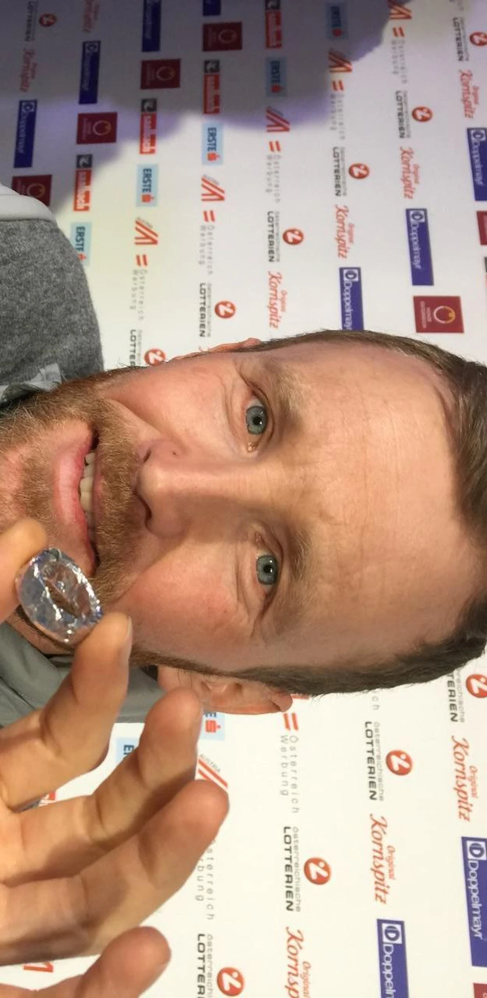 Simon Eder zeigt seinen "Ehering" aus Alufolie.
