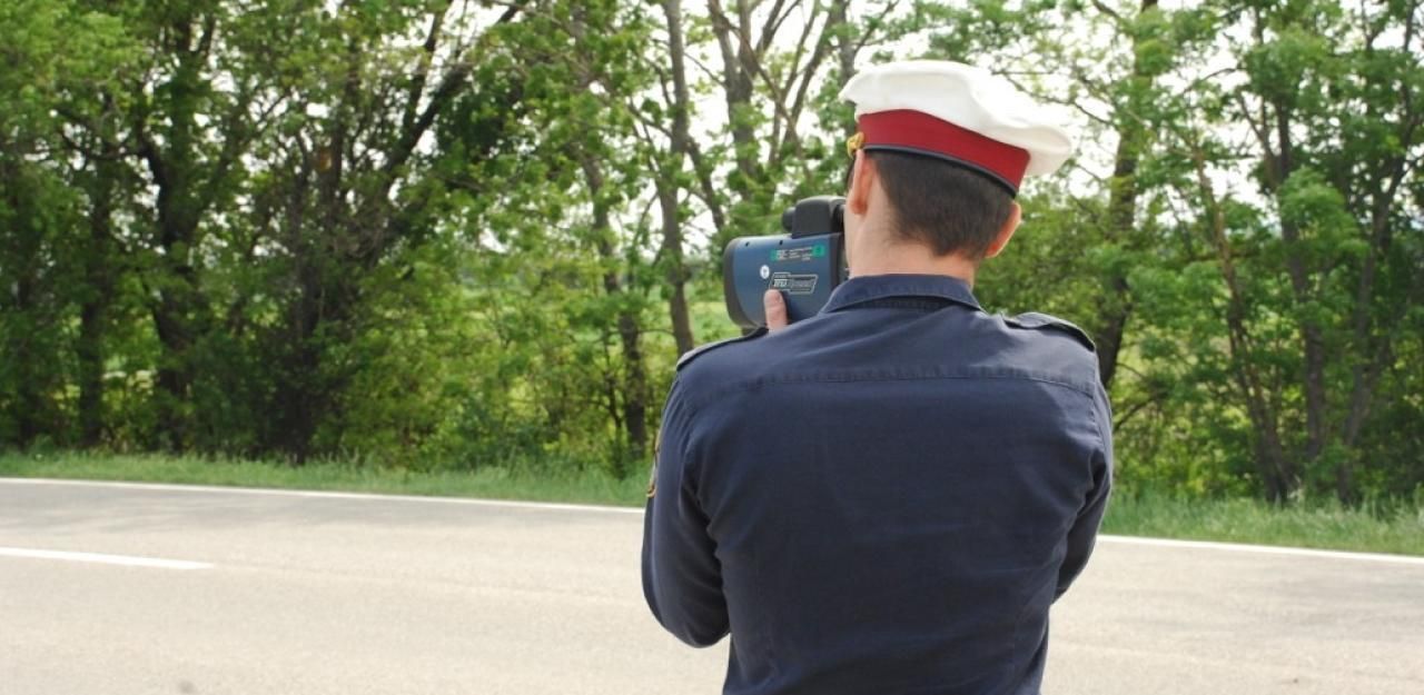 Bei einem Motorradlenker wurde mittels Lasermessgerät eine Geschwindigkeit von 101 km/h (erlaubte Fahrgeschwindigkeit 50 km/h) gemessen. 