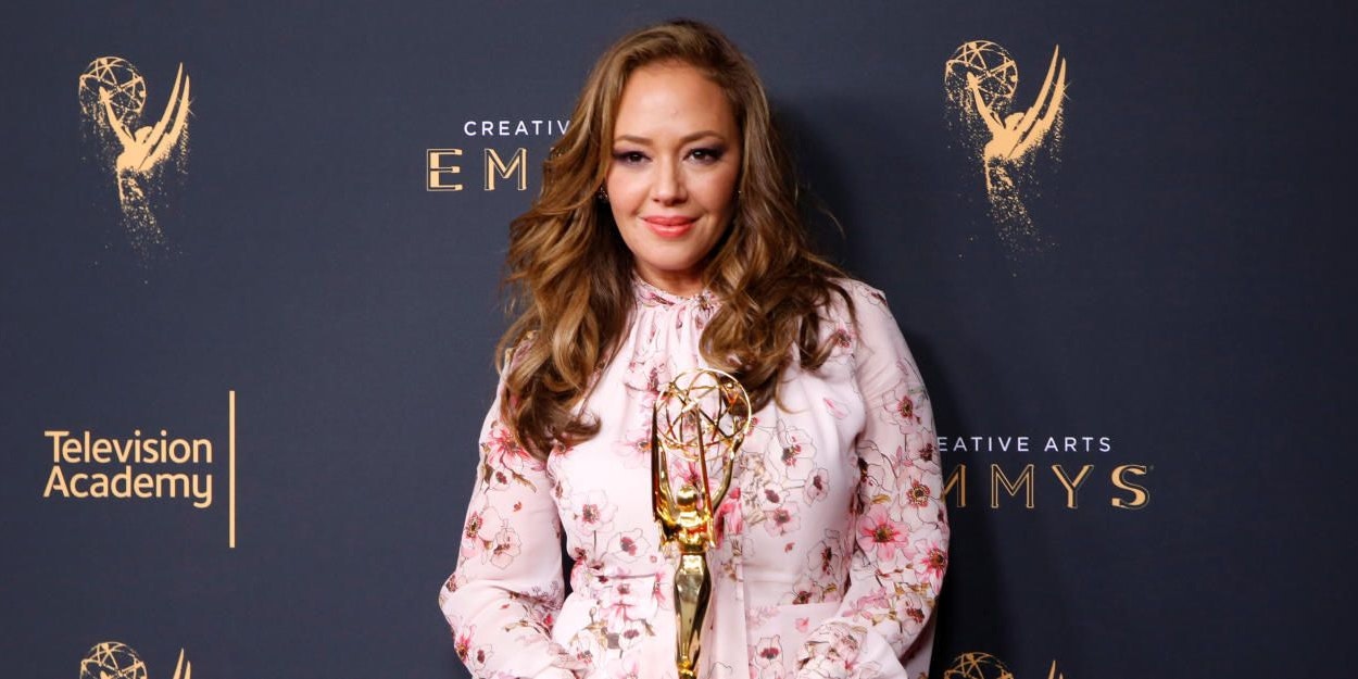 Leah Remini mit ihrem Emmy für Outstanding Informational Series Or Special ("Leah Remini: Scientology And The Aftermath"). 