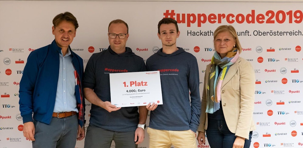 Gerlinde Weilinger, Leiterin der Tourismus-Servicestelle im Bundesministerium und Andreas Winkelhofer, Geschäftsführer des Oberösterreich Tourismus (links), gratulierten den Gewinnern des Hackathons.