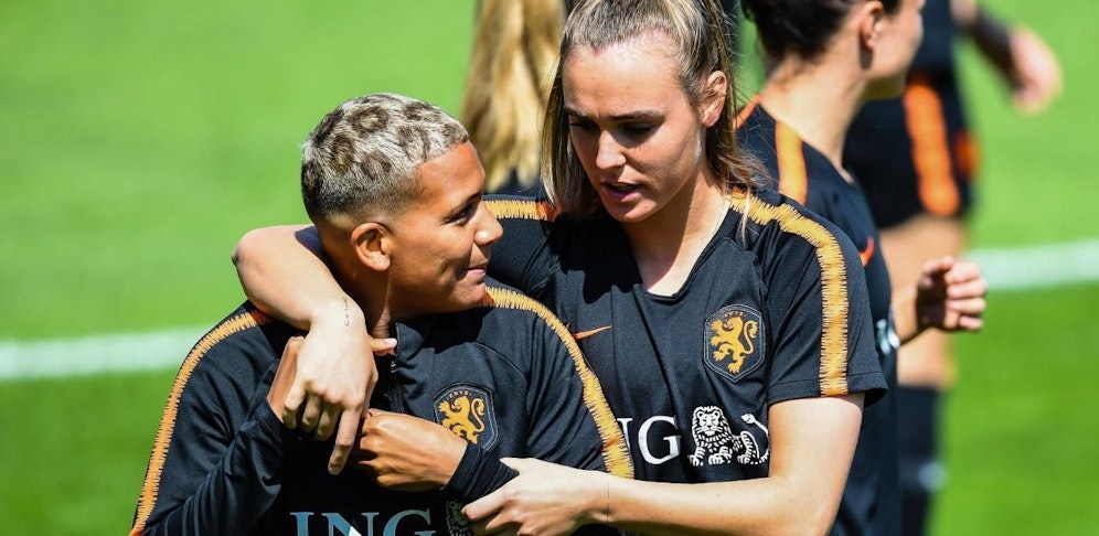 Shanice van de Sanden mit Niederlanden-Kollegin Jill Roord. Ihre markanten Frisuren erinnert an die von Paul Pogba.