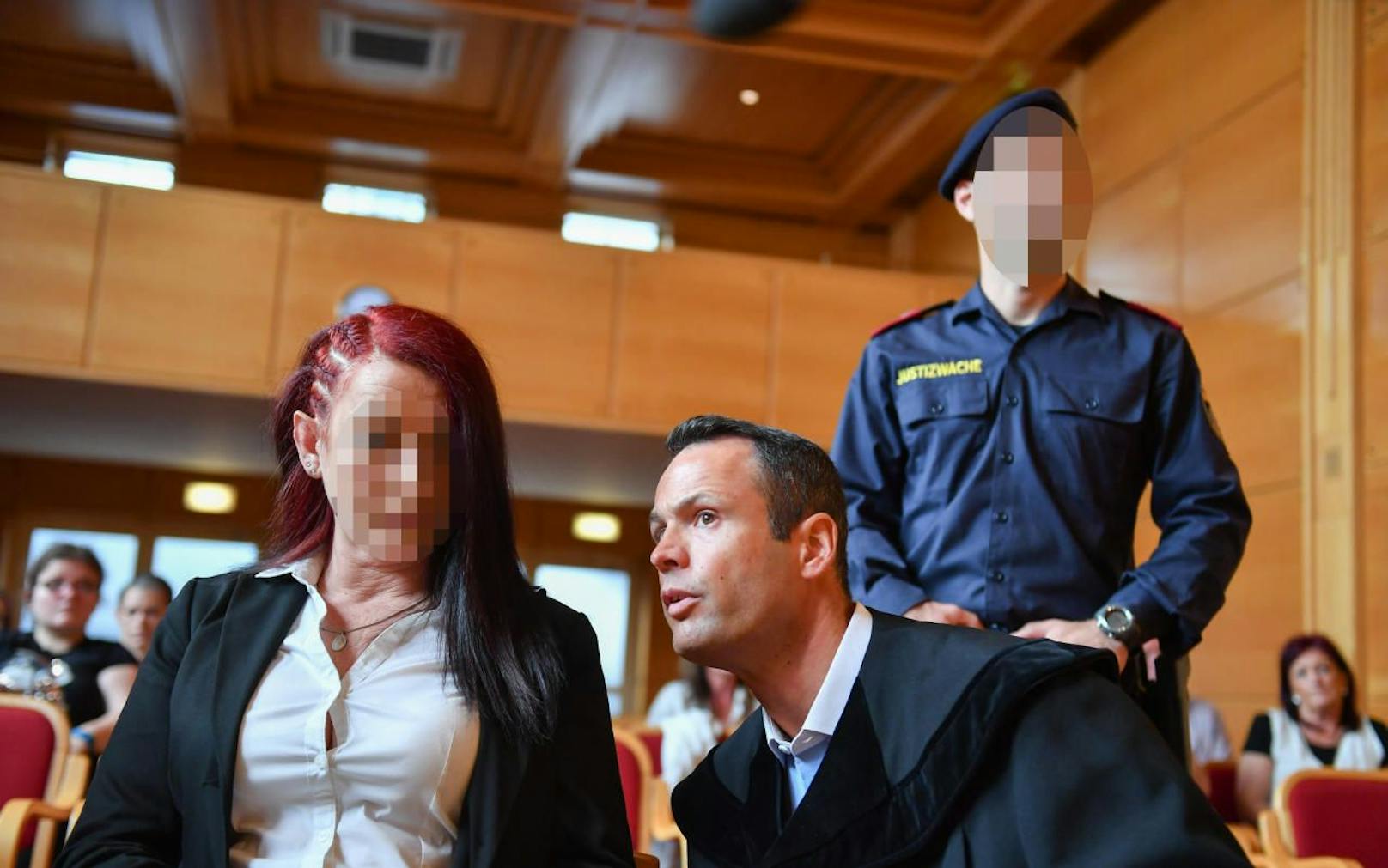 Die Angeklagte mit ihrem Anwalt Andreas Mauhart 