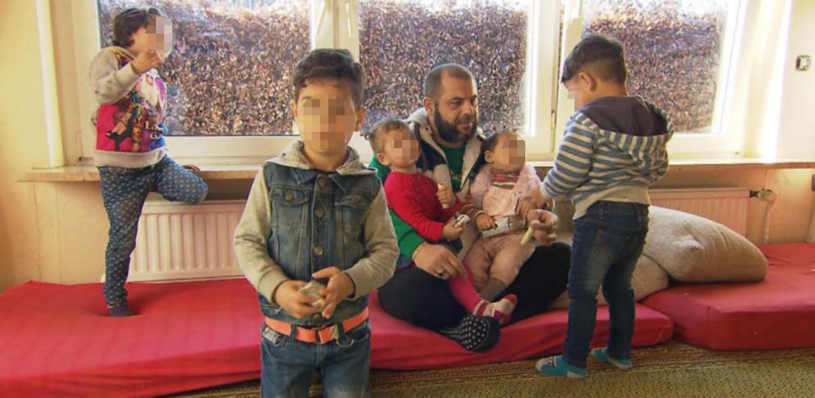 Der syrische Flüchtling Ahmad A. mit fünf seiner sechs Kinder von zwei Ehefrauen.