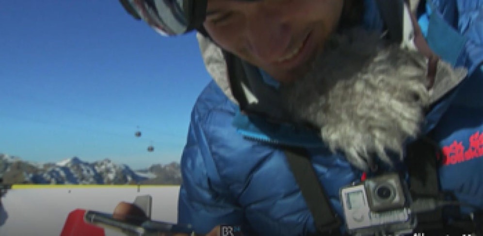 Felix Neureuther telefonierte vor seiner Kamerafahrt in Sölden mit Marcel Hirscher. Screenshot aus der BR-Mediathek.