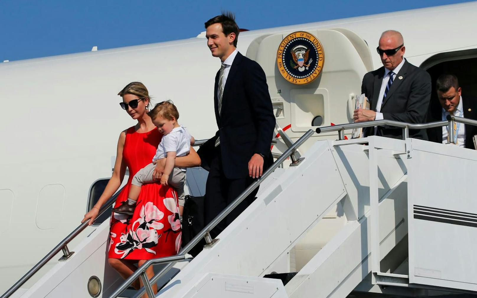 Ivanka Trump mit dem jüngsten Kind Theodore und Ehemann Jared Kushner beim Austieg aus der Air Force One im August 2017. 