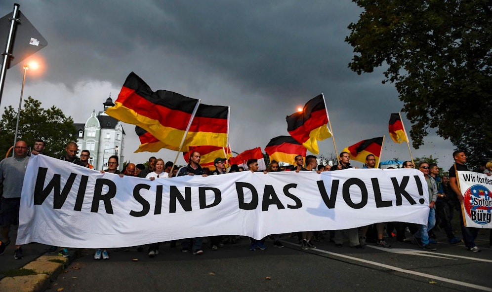 "Wir sind das Volk!", steht auf einem Banner einer Protestaktion der rechtspopulistischen Organisation "Pro Chemnitz" am 7. September 2018. 
