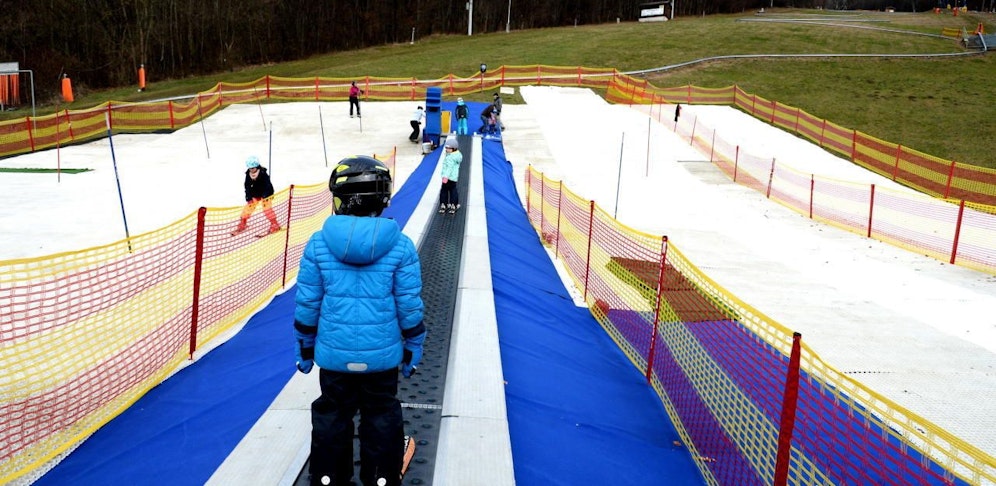 Drei Tage lang können Kids in Wien Skispringen ausprobieren.