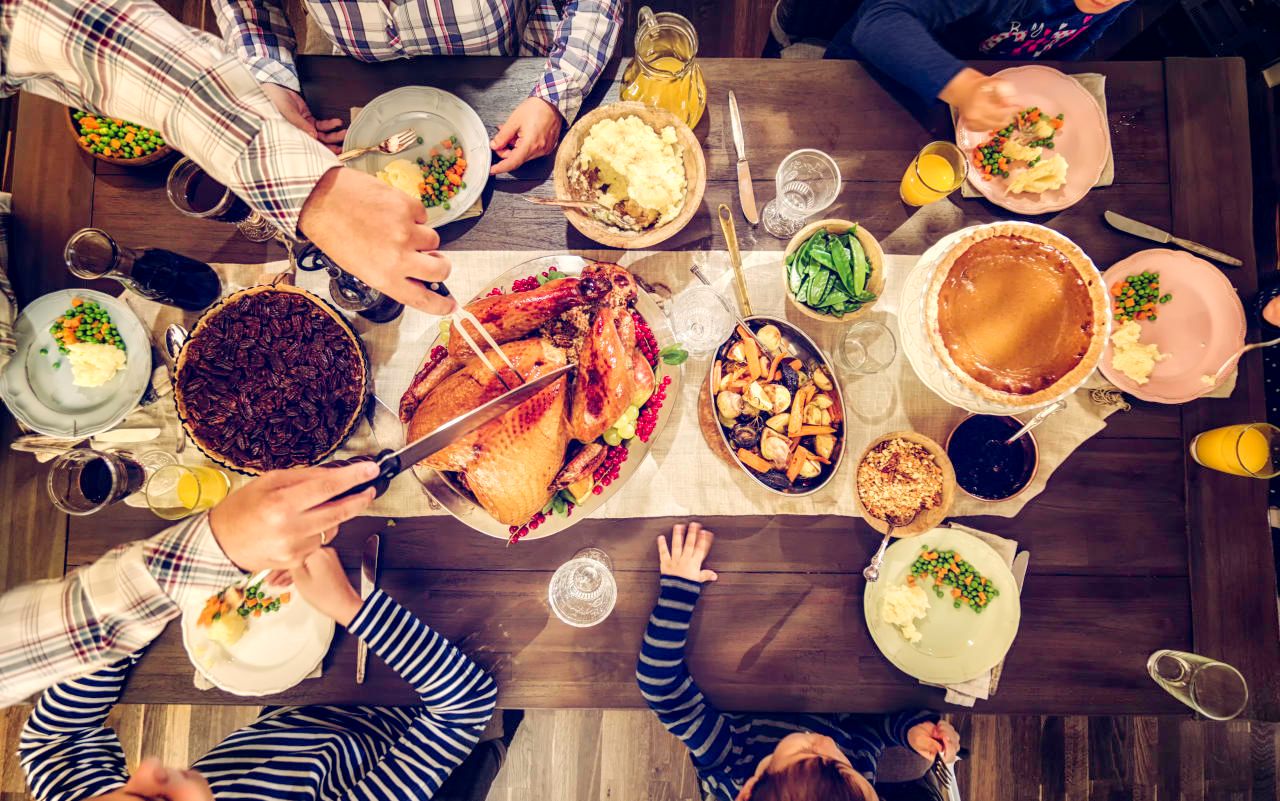 Ein Klassiker der Weihnachtszeit: Truthahn mit Rotkraut, Maroni und Preiselbeeren.