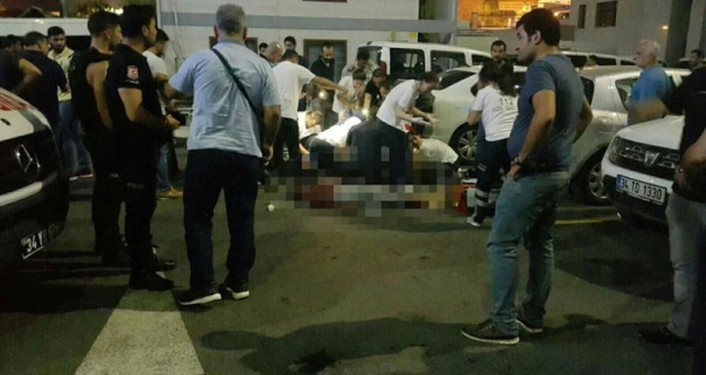 Tatort: Vor der Polizeiwache in Istanbul wurde ein Polizist von einem verhafteten IS-Attentäter erstochen. Ärzte kämpften vergeblich um das Leben des Beamten. 