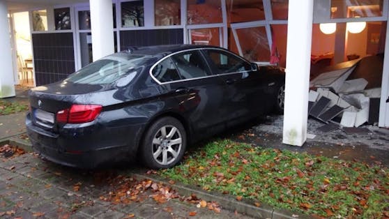 Zu eilig gehabt? Die Mutter (33) war mit ihrem BMW in die Fensterfront einer Kindertagesstätte in Bremen (D) gerast. 