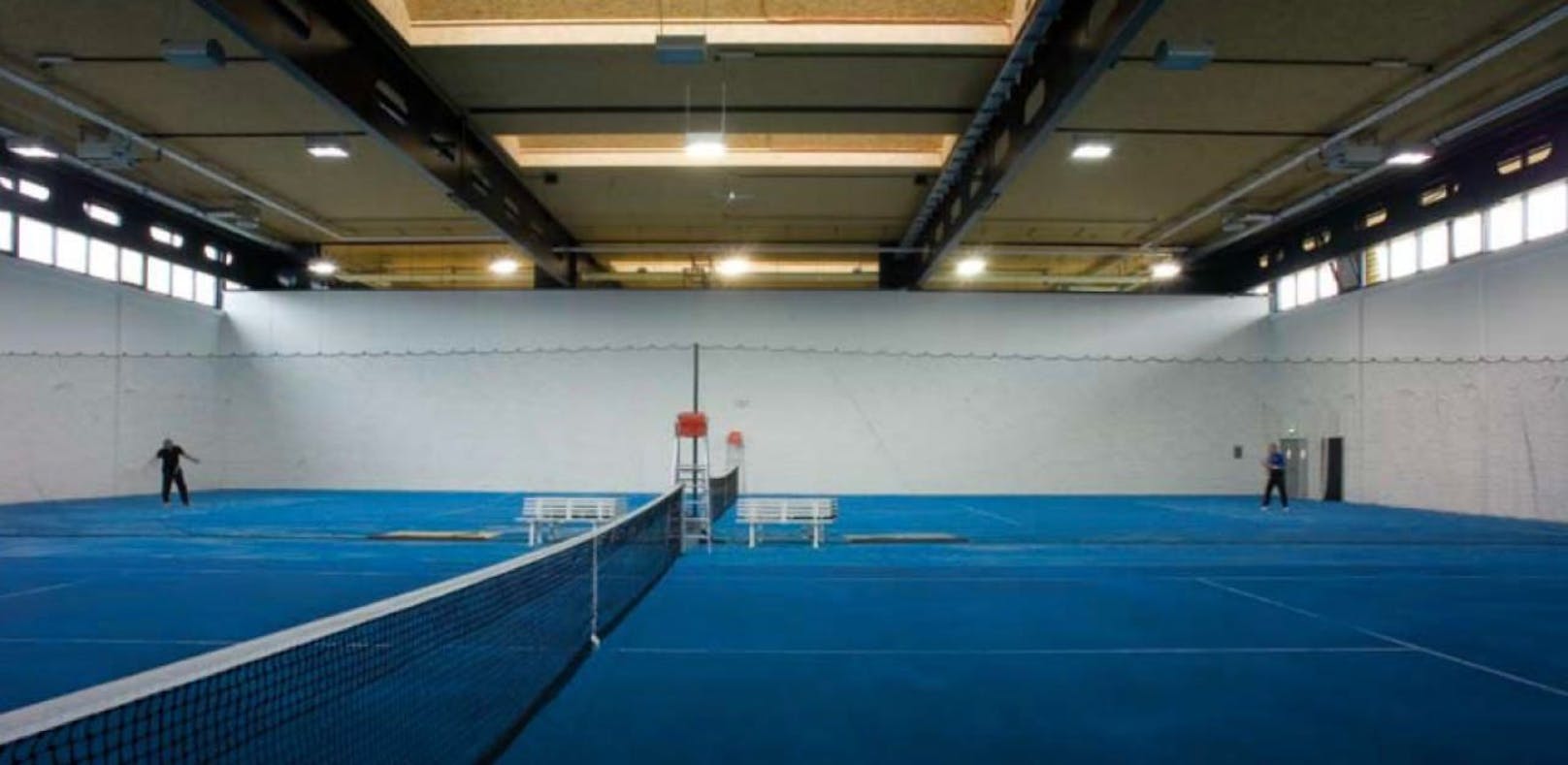 Die Dachkonstruktion in der Tennis- und Fußballhalle in Pichling ist beschädigt. Aber nicht so stark, dass sie gesperrt bleiben muss.
