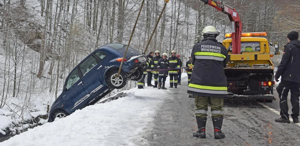 Das Auto wurde von der Feuerwehr und einer Firma geborgen.