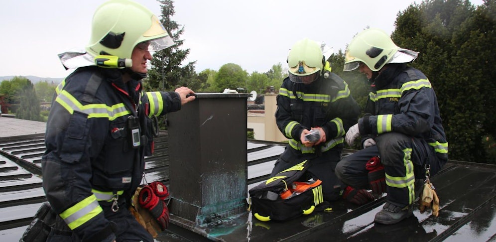 Nass-kalter Einsatz auf dem Dach eines Bungalows