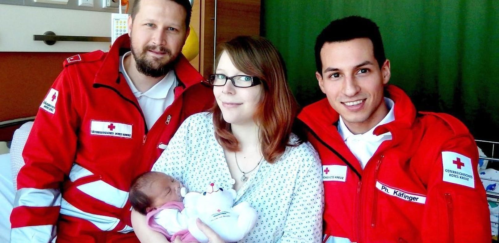 Sanitäter besuchten Mutter Christina und Baby Lara im Spital.