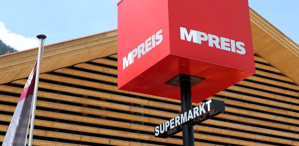 Der Mann ließ sich wissentlich in einem MPreis-Supermarkt einsperren. Bei der Festnahme beißt er zu.