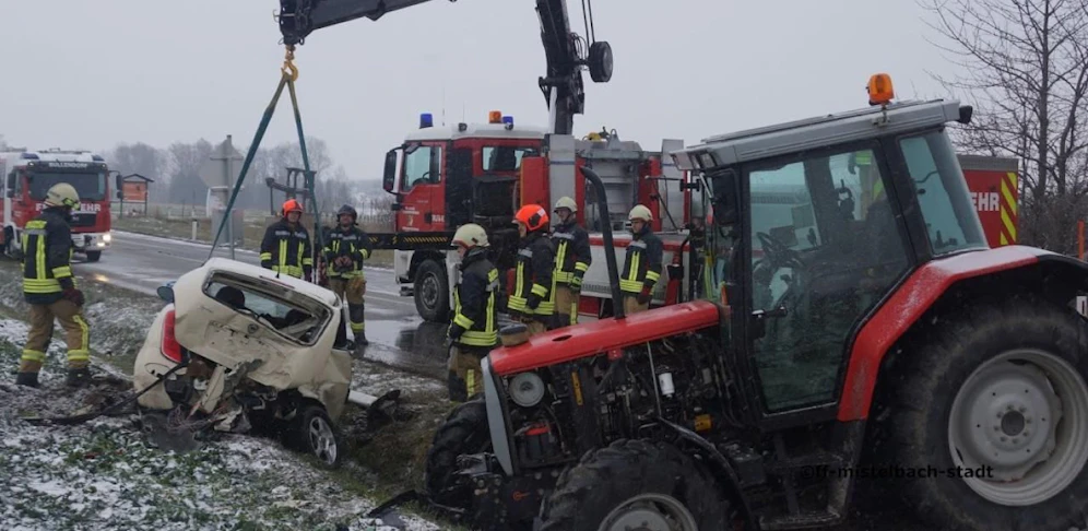 Die Feuerwehr bei der Bergung der Fahrzeuge.