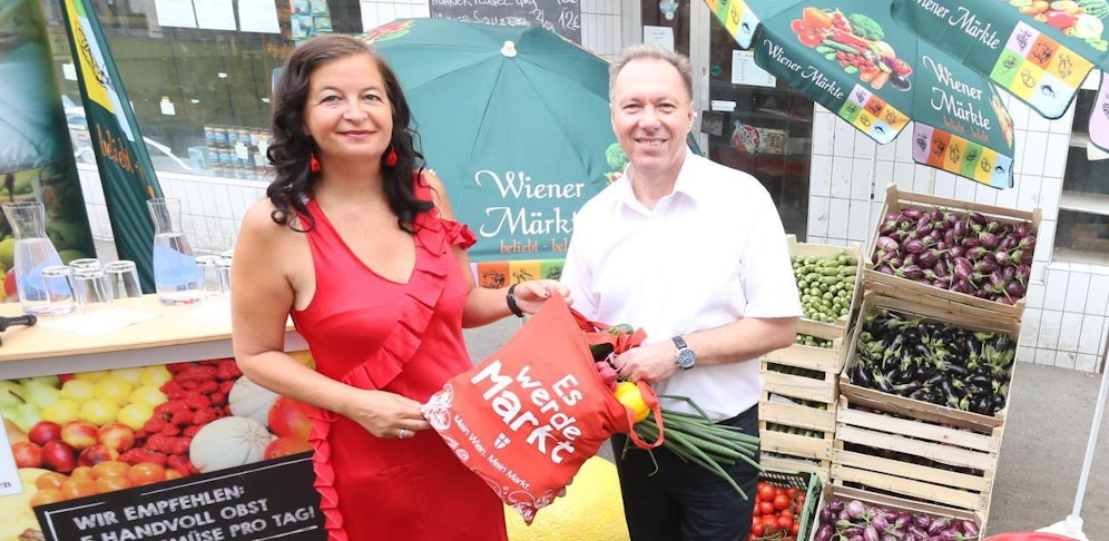 Stadträtin Ulli Sima (SPÖ) und Ottakrings Bezirkschef Franz Prokop (SPÖ) am Brunnenmarkt