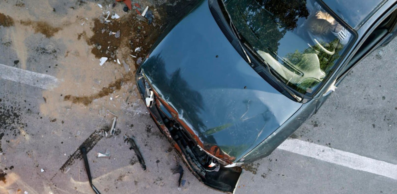 (Symbolbild) Schwerer Verkehrsunfall im Bezirk Spittal, ein 21-jähriger Autolenker ver­starb noch an der Unfall­stelle