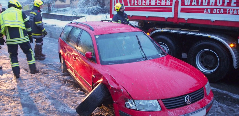 Lenker knallte gegen Gartenmauer. 