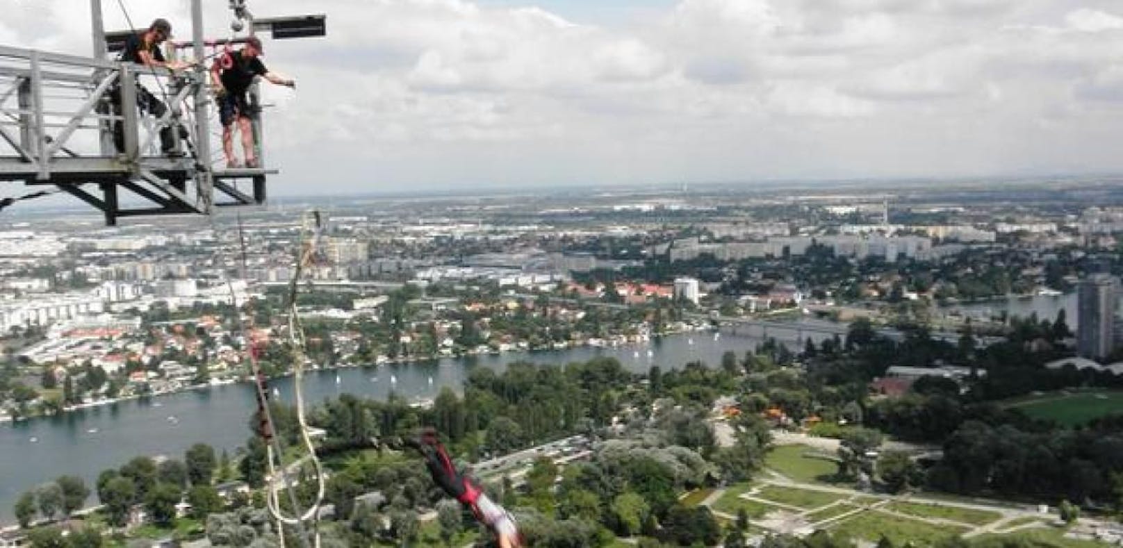 Leserreporterin Angela Kury knipste Wahemutige beim Bungee Jumping vom Donauturm