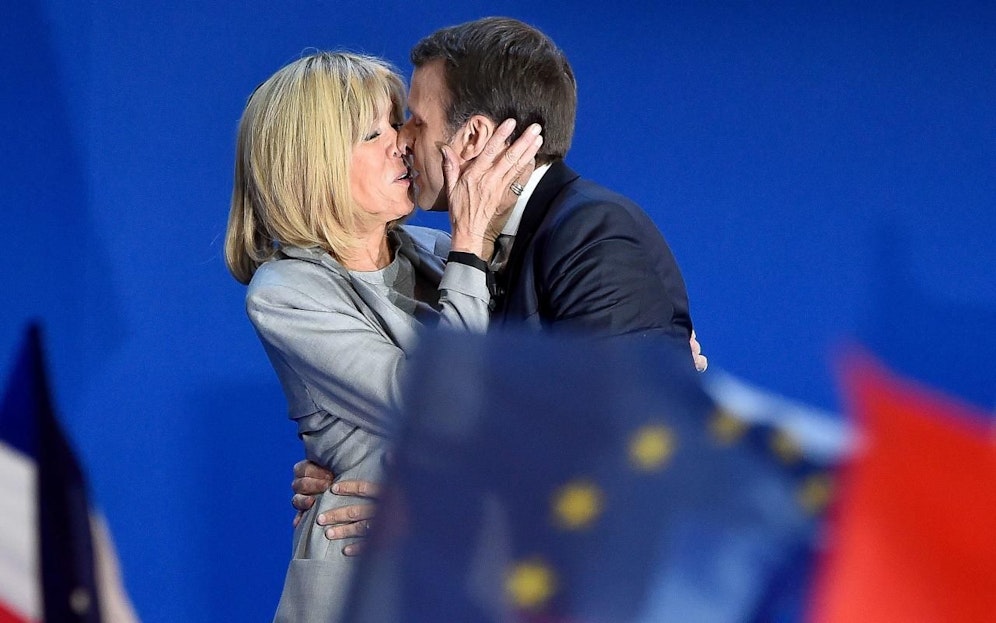 Emmanuel Macron küsst seine Brigitte. Credit: Picturedesk